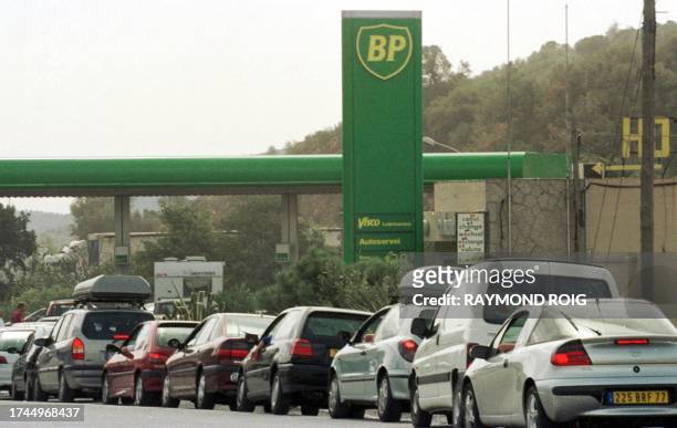 Des automobilistes français se ravitaillent en carburant dans les premières stations après la frontière espagnole, le 07 septembre 2000 à La...