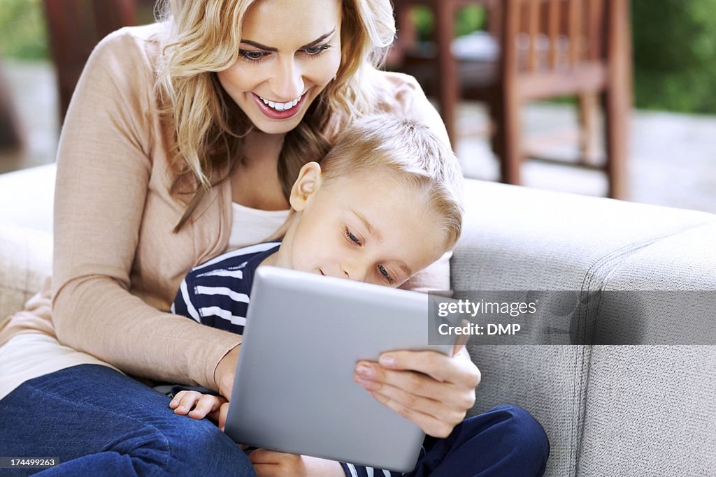 Lächelnd Mutter und Sohn mit tablet PC