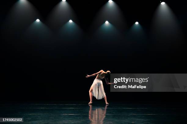 teenager performing contemporary dance - contemporary dance stock pictures, royalty-free photos & images