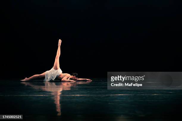 adolescente che esegue la danza contemporanea - contemporary dance foto e immagini stock