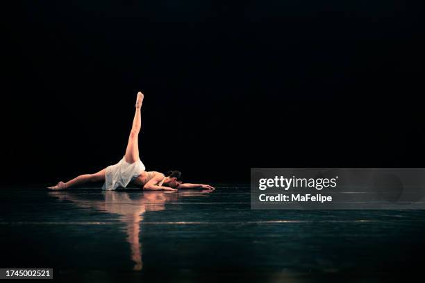 teenager performing contemporary dance - contemporary dance stock pictures, royalty-free photos & images