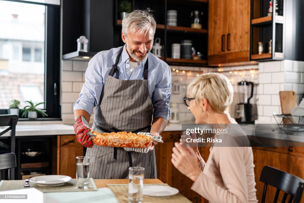 Guy Setting Table A Man Setting A Dining Room Table High-Res Stock Photo - Getty Images