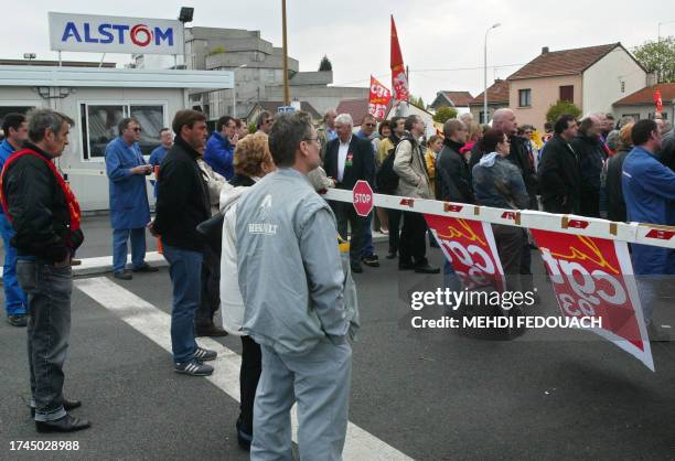 Des grévistes de l'usine Alstom sont réunis à l'entrée du site de La Courneuve, le 14 avril 2004. Le site du groupe français d'infrastructures de...