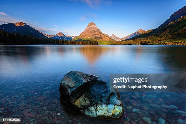 two medicine lake - two medicine lake montana photos et images de collection