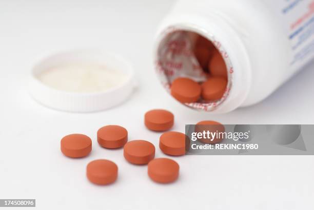 ibuprofen tablet - pijnstiller stockfoto's en -beelden