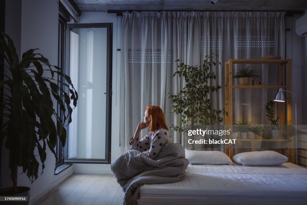 Mujer deprimida que se levanta temprano en la mañana