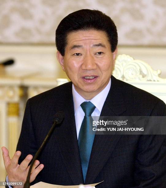 South Korean President Roh Moo-Hyun makes a welcoming speech during a luncheon with US senators at the presidential palace in Seoul, 17 April 2003....