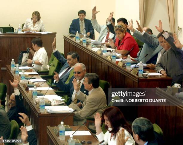 Senators vote to accept the evidence set presented against Paraguayan President Luis Gonzalez Macchi in Asuncion, 03 Febeuary 2003. Senadores votan...
