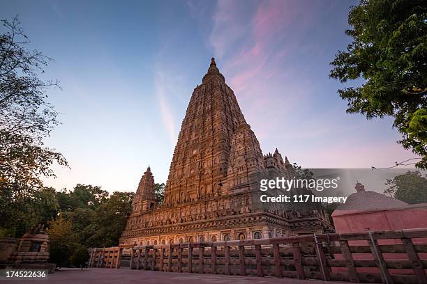 mahabodhi temple at dusk, bodhgaya, india - mahabodhi temple stock pictures, royalty-free photos & images