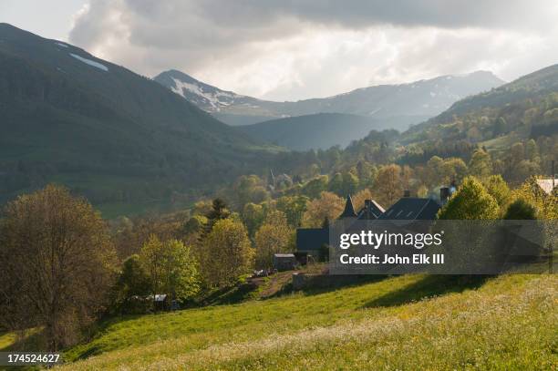 rural auvergne landscape - cantal fotografías e imágenes de stock