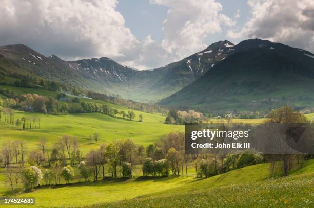 rural auvergne landscape - cantal fotografías e imágenes de stock