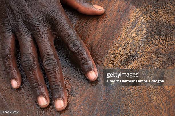 gold panning, gold and hand, ethiopia - dietmar temps stockfoto's en -beelden