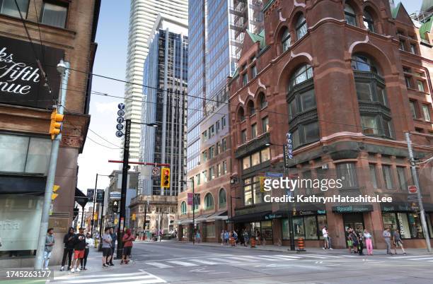 リッチモンドストリートのヤングストリート、トロントのダウンタウン、カナダ - yonge street ストックフォトと画像