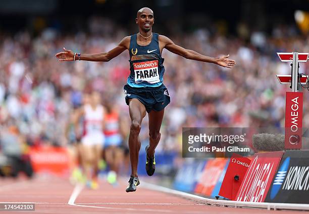 Mo Farah of Great Britain celebrates as he crosses the line in first place in the Men's 3000m during day two of the Sainsbury's Anniversary Games -...