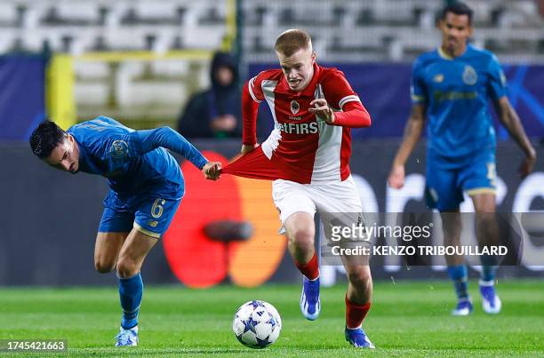 Antwerp's Belgian midfielder Arthur Vermeeren fights for the ball with FC Porto's Canadian midfielder Stephen Eustaquio during the UEFA Champions...