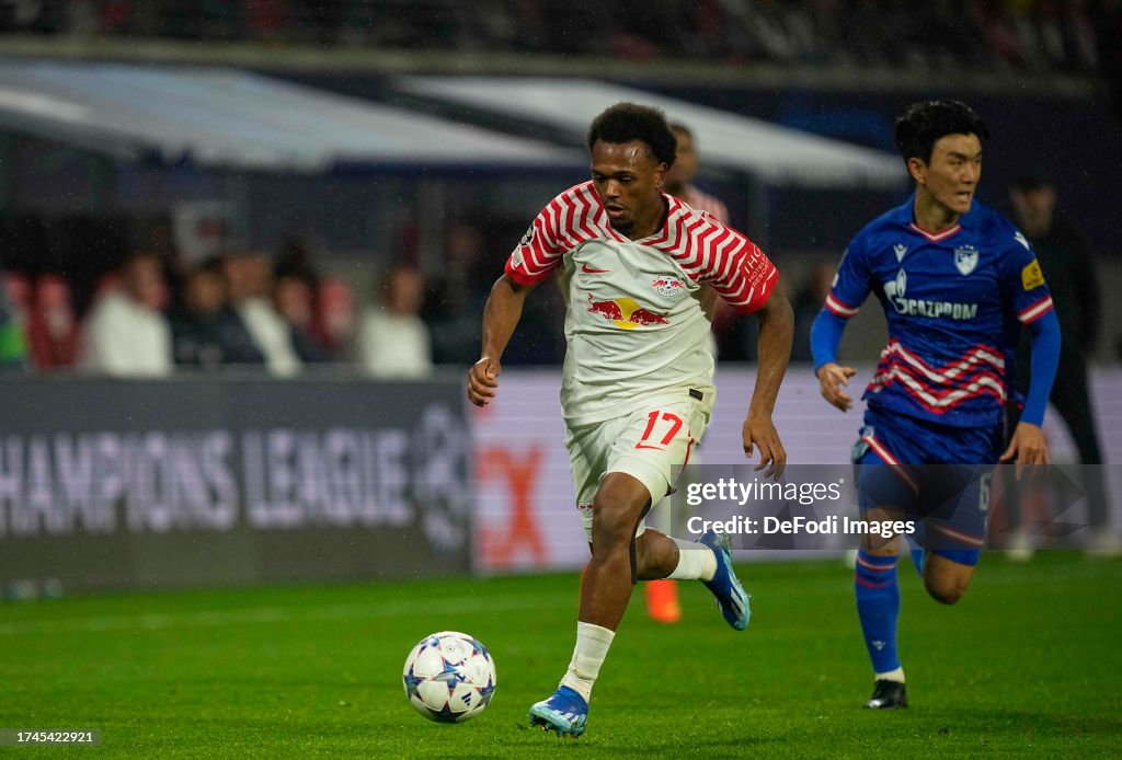 Loïs Openda of RB Leipzig controls the ball during the UEFA