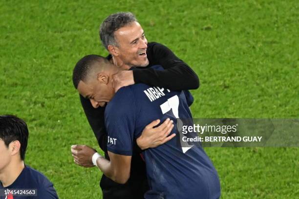 Paris Saint-Germain's Spanish headcoach Luis Enrique celebrates with Paris Saint-Germain's French forward Kylian Mbappe at the end of the UEFA...
