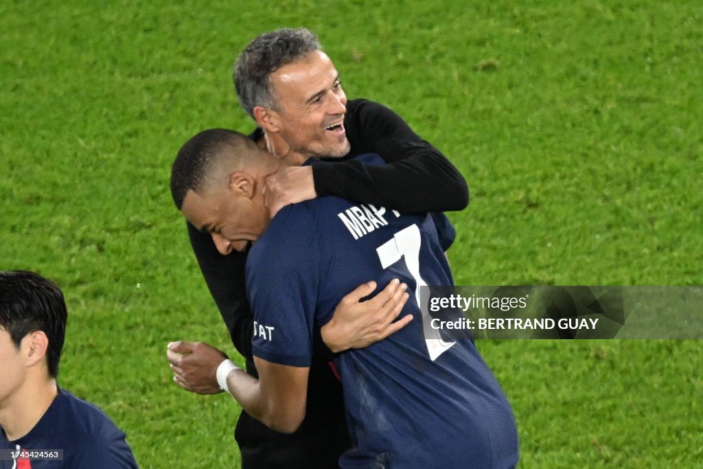 TOPSHOT-FBL-EUR-C1-PSG-AC MILAN