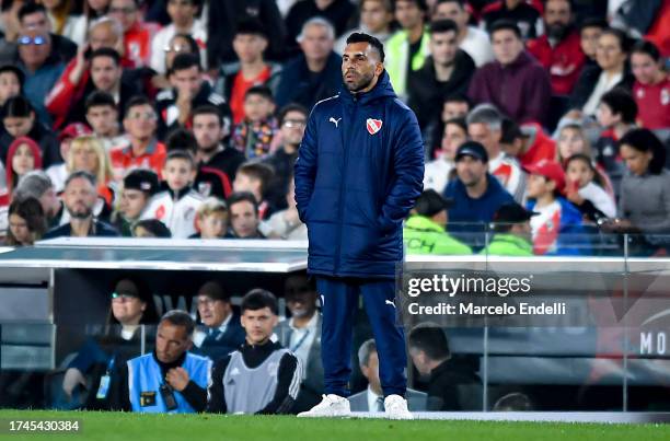 Carlos Tevez coach of Independiente looks on during a match between River Plate and Independiente as part of group A of Copa de la Liga Profesional...