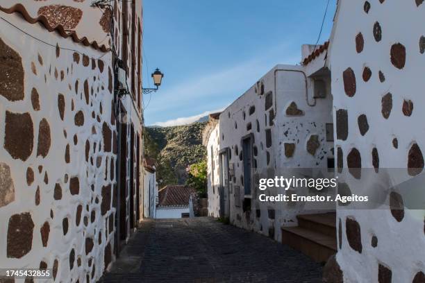 village street between whitewashed stone houses - sertão imagens e fotografias de stock