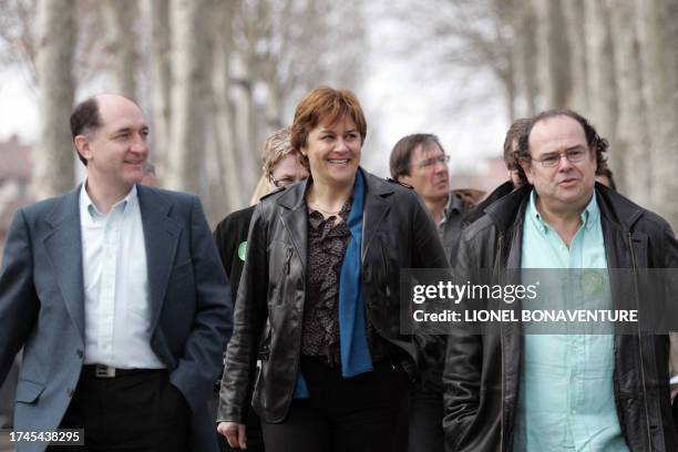 French Green Party presidential candidate Dominique Voynet visits a biotope on the island of the Pecette, 16 March 2007 in Blagnac southwestern...