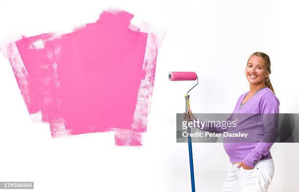 pregnant woman preparing nursery - rolo para pintar - fotografias e filmes do acervo
