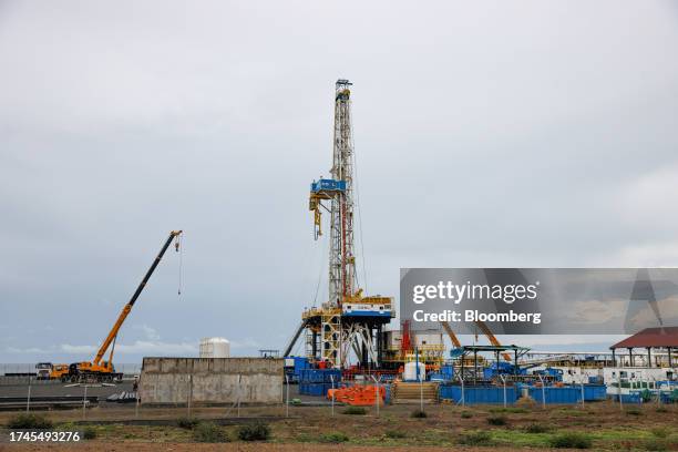 Ug Rig Oil And Gas Drilling Rig Photos and Premium High Res Pictures - Getty ...