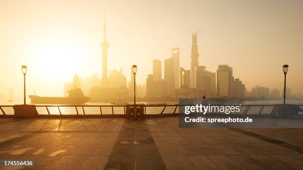 shanghai sunrise at bund with skyline from pudong - people shanghai stockfoto's en -beelden