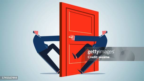 ilustraciones, imágenes clip art, dibujos animados e iconos de stock de rivalidad profesional o empresarial, empresarios que están dentro de la puerta impidiendo que los de fuera abran la puerta y entren, problemas empresariales o profesionales, malintencionados o egoístas - open door cartoon