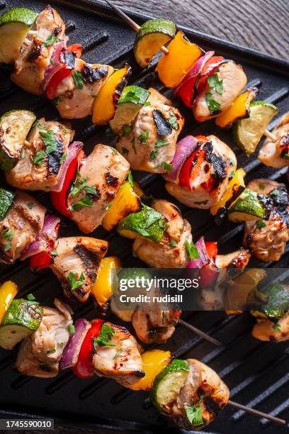 chicken kebabs - chicken skewers stockfoto's en -beelden