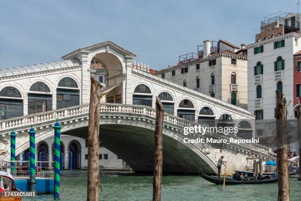 vue d’une gondole avec touriste dans le grand canal près du pont du rialto à venise, italie. - italian island photos et images de collection