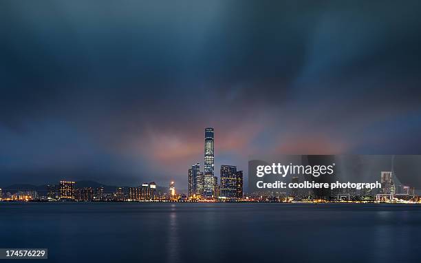 long exposure shot of kowloon skyline - kowloon peninsula stock pictures, royalty-free photos & images