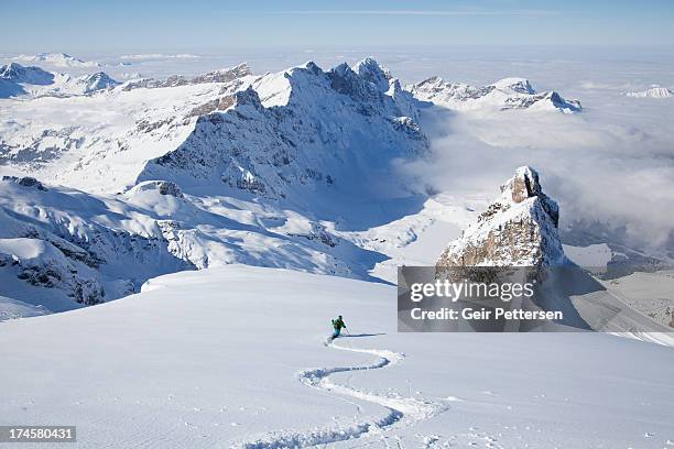 off-piste skier in powder snow - alpes europeos fotografías e imágenes de stock