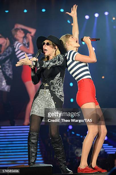 Carly Simon joined Taylor Swift onstage tonight at Gillette Stadium in Foxborough, Mass. In front of a sold-out crowd of more than 55,000 fans for a...