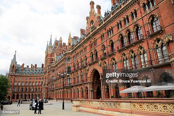 st. pancras train station - st pancras renaissance london hotel stockfoto's en -beelden