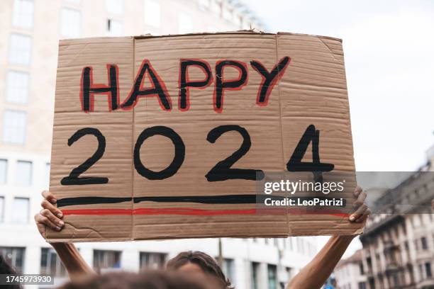 happy new year! 2024 celebrations in the city - new year's day stockfoto's en -beelden