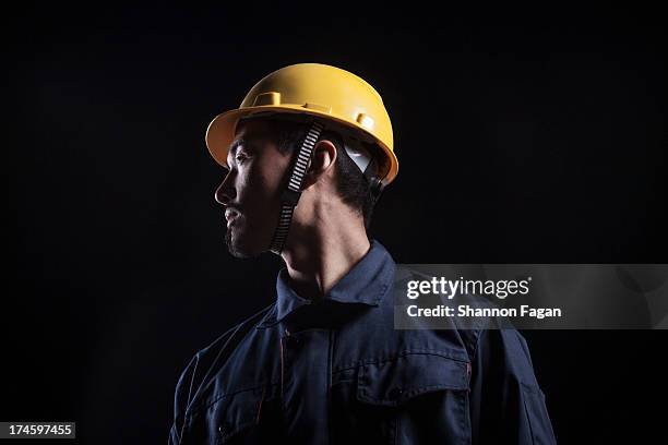 portrait of industrial worker - casco protector fotografías e imágenes de stock