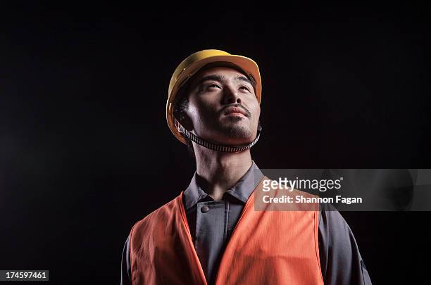 portrait of construction worker - capacete de trabalho - fotografias e filmes do acervo