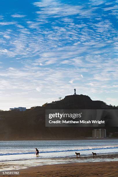 people enjoy the beachfront of san juan - san juan del sur stockfoto's en -beelden