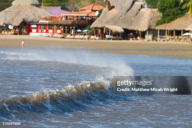 people enjoy the beachfront of san juan - san juan del sur stock-fotos und bilder