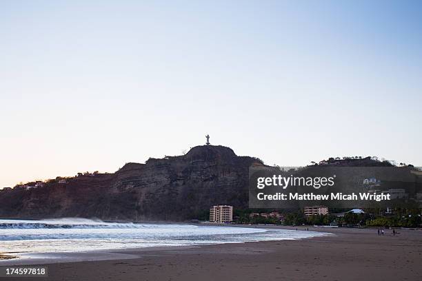 a sunset along the horseshoe bay of san juan - san juan del sur stock pictures, royalty-free photos & images