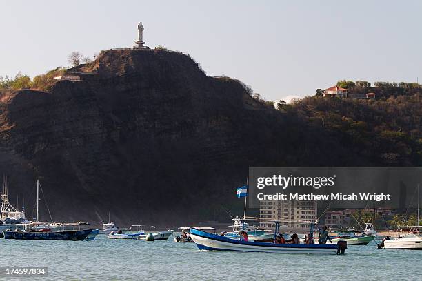 a boat tour leaves san juan harbor - southampton parish stock pictures, royalty-free photos & images