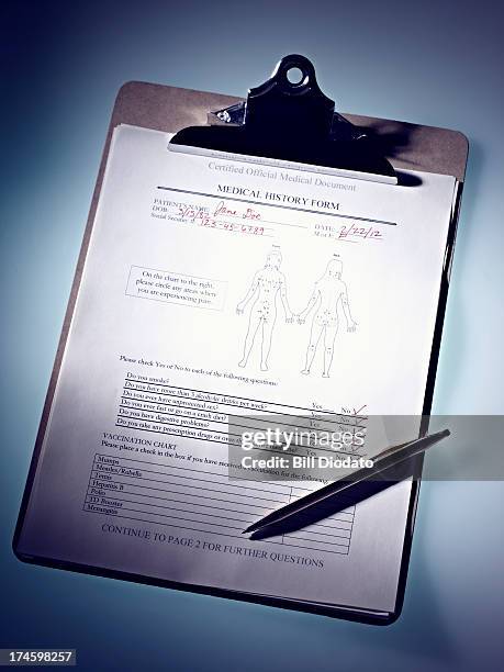 medical clipboard with pen - medisch document stockfoto's en -beelden
