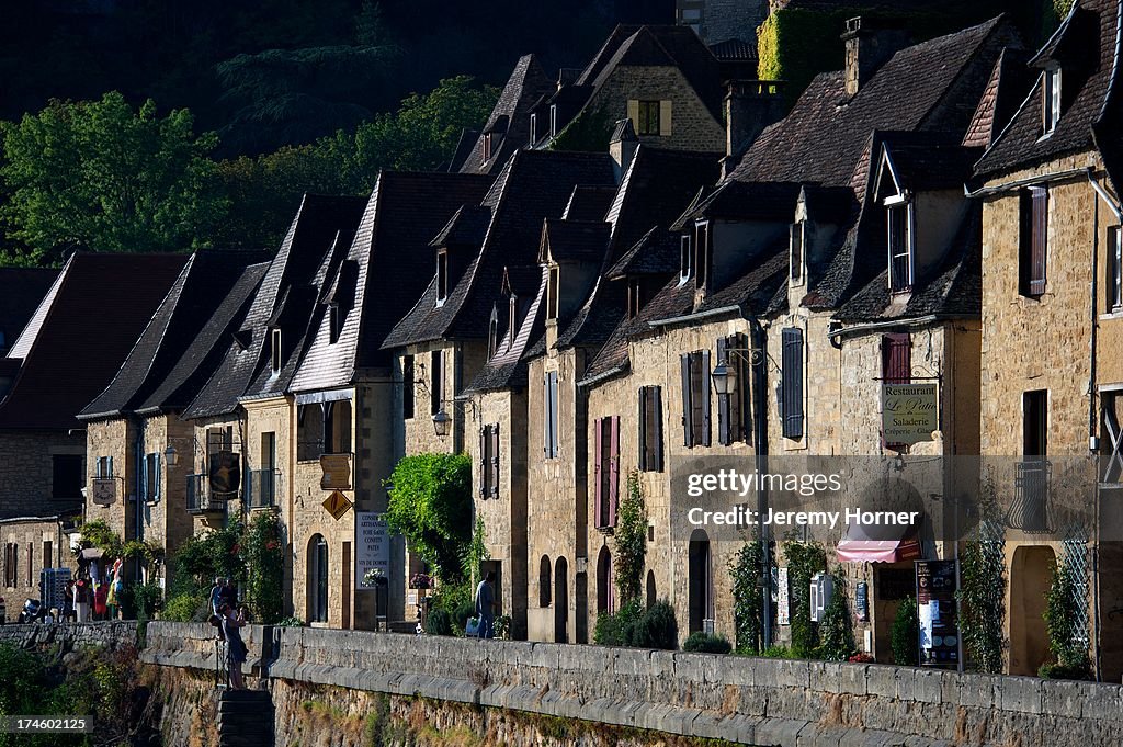 La Roque Gageac flanks the Dordogne River in the Perigord...