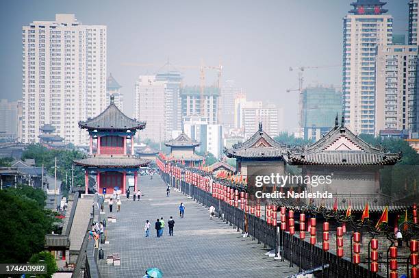 view of xi'an city wall - xian stockfoto's en -beelden