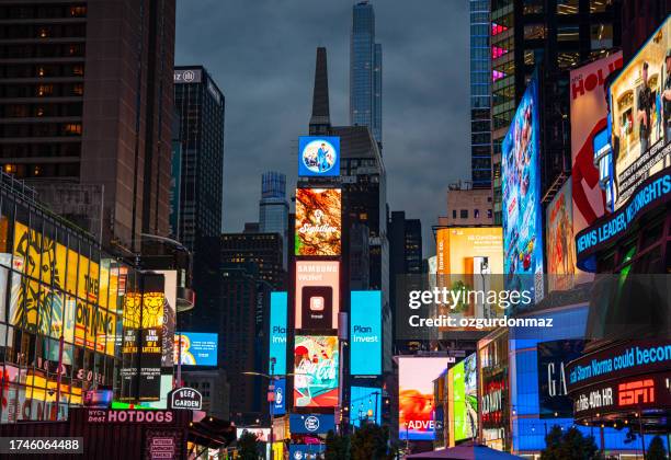 times square en la noche de la ciudad de nueva york - señal comercial fotografías e imágenes de stock