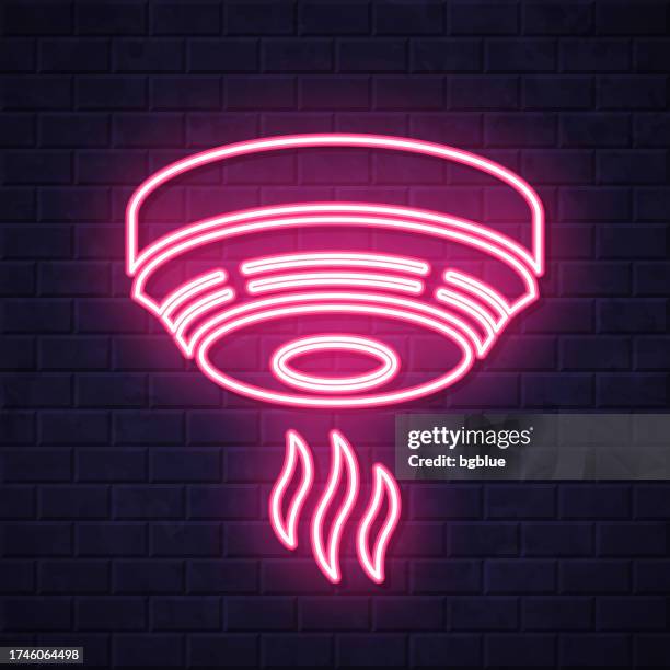 ilustraciones, imágenes clip art, dibujos animados e iconos de stock de detector de humo. icono de neón brillante sobre fondo de pared de ladrillo - smoke-detector-with-smoke