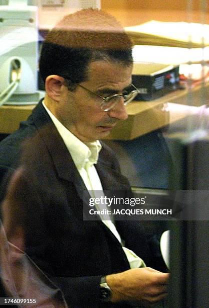 Vue prise le 25 mai 2004 au Palais de justice de Nice, montrant Michel Vialatte attendant dans le box des accusés l'ouverture du procès des marchés...