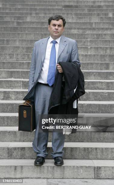 Avocat Frédérik-Karel Canoy pose devant le palais de justice de Paris, le 21 juin 2006. M. Canoy a annoncé ce jour qu'il comptait déposer une plainte...