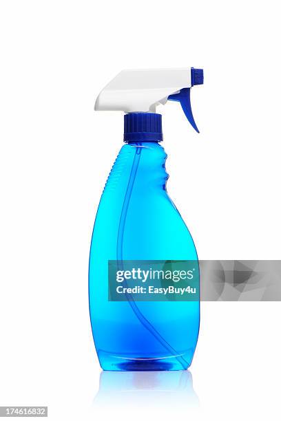 spray bottle of blue window cleaner on a white background - schoonmaakmiddel stockfoto's en -beelden